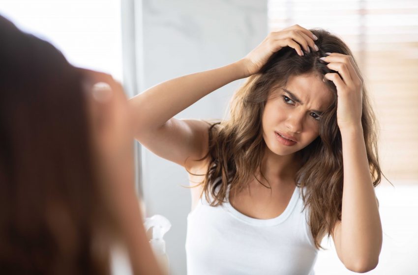 Como acabar com a caspa? Guia completo – Dicas, remédios e cuidados
